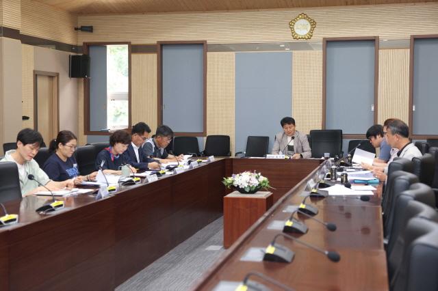 NSP통신-17일 평택시의회 간담회장에서 평택시 노동정책 연구회 정책연구용역 착수보고회가 진행되고 있다. (사진 = 평택시의회)