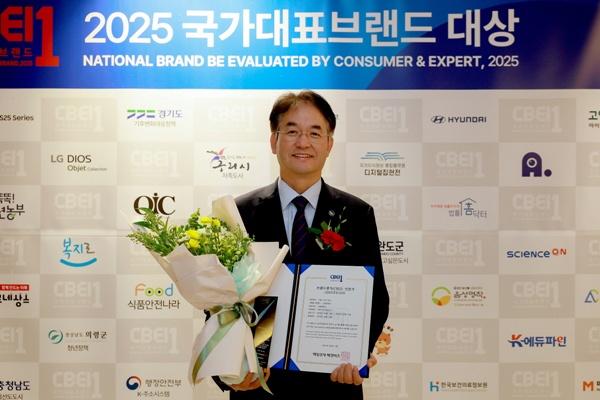 NSP통신-2025년 국가대표브랜드 대상에서 아이 키우기 좋은 도시 부문 대상 수상(이동환 고양시장) (사진 = 고양시)