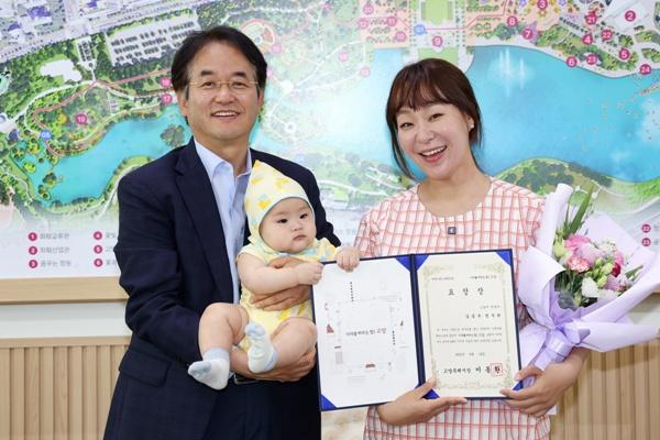 NSP통신-개그우먼 정주리 씨(좌) 출산장려 유공 표창 수여 (사진 = 고양시)
