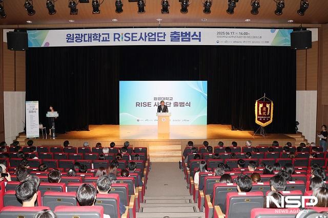 NSP통신-박성태 총장이 17일 RISE 사업단 출범식에서 환영사를 하고 있다. (사진 = 원광대학교)