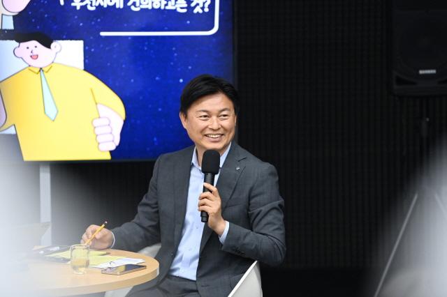 NSP통신-조용익 부천시장이 13일 유한대학교에서 열린 영톡스클럽에서 청년들과 대화를 나누고 있다. (사진 = 부천시)