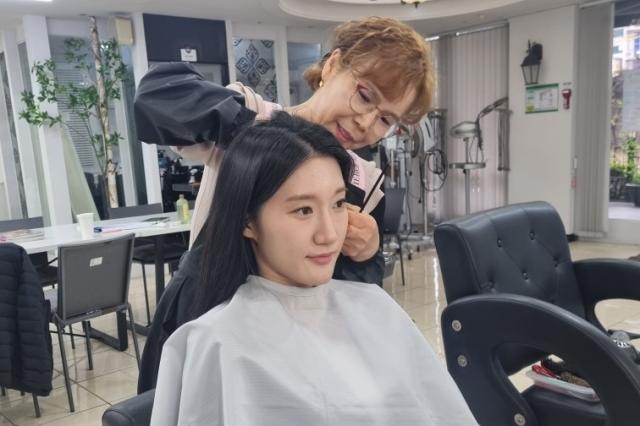 NSP통신-한 청년이 헤어.메이크업 드림 사업을 통해 면접 준비를 위한 헤어 서비스를 받고 있다. (사진 = 부천시)