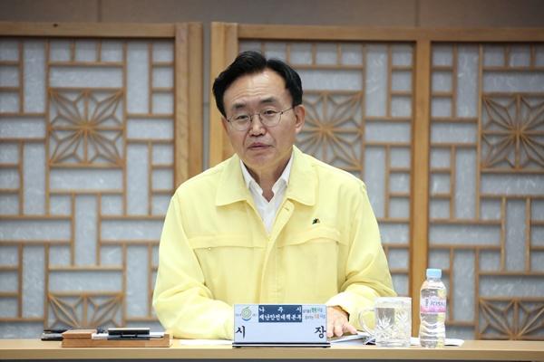 NSP통신-지난 17일 2025년 여름철 자연재난 대비 대책 점검회의를 주재하고 있는 윤병태 나주시장. (사진 = 나주시)