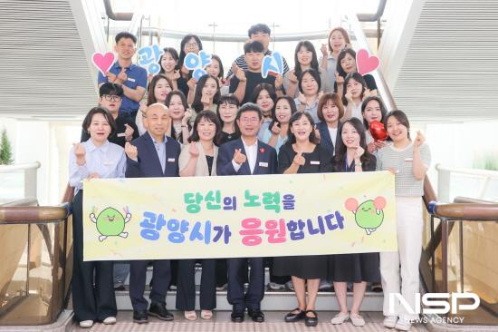 NSP통신-정인화 광양시장과 주민복지과 직원들 기념 찰영 (사진 = 광양시청)