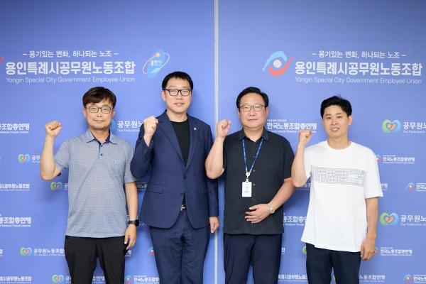 NSP통신-강영웅 용인시의원이 17일 공무원 노조위원회실에서 시 공무원 노조 임원진 등과 민원처리 담당자 보호 및 지원에 관한 조례 일부 개정 관련 간담회 후 함께 기념촬영을 하고 있다. (사진 = 강영웅 의원실)