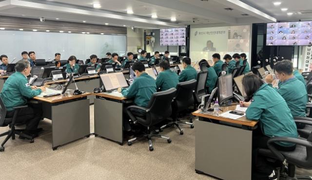 NSP통신-용인특례시가 17일 시청 재난안전상황실에서 여름철 풍수해 대비 부서별 대응 대책 회의를 하고 있다. (사진 = 용인특례시)