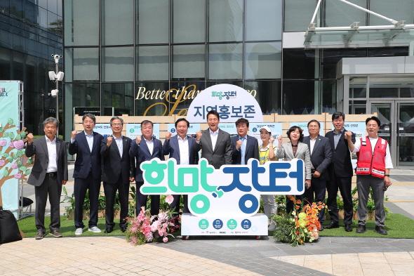NSP통신-권기창 안동시장 산불피해 복구 위한 서울 희망장터 방문해 관심 당부, 17일부터 서울 상암 MBC 문화광장서 희망장터 개최, 권 시장, 안동에 대한 관심과 방문이 가장 큰 응원이 될 것이라고 전해 (사진 = 안동시)
