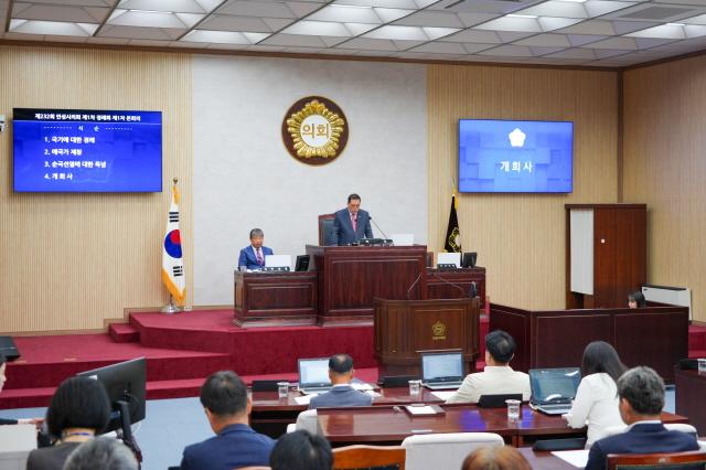 NSP통신-18일 안성시의회 본회의장에서 진행된 제232회 제1차 정례회 제1차 본회의에서 안정열 의장이 개회사를 하고 있다. (사진 = 안성시의회)