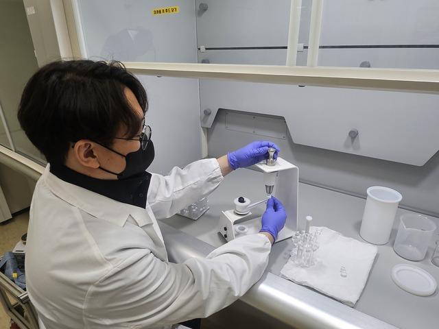 NSP통신-화성시농업기술센터 담당자가 농산물안전분석연구실에서 토양중금속 분석을 위한 전처리를 하고 있다. (사진 = 화성시)
