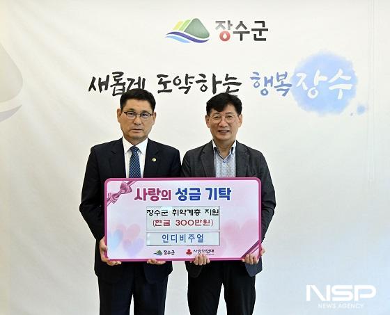NSP통신-임실군 운암면 소재 카페 인디비주얼 박춘열 대표(사진 왼쪽)가 최훈식 군수에게 취약계층 지원을 위한 성금 300만원을 기탁했다. (사진 = 장수군)