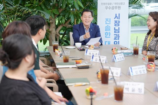 NSP통신-17일 이재준 수원시장(가운데)이 공무원들과 이야기를 나누고 있는 모습. (사진 = 수원시)