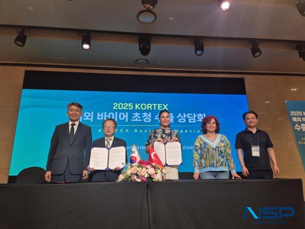 NSP통신-경상북도는 지난 17일 안동 스탠포드호텔에서 튀르키예, 이집트, 태국, 중국, 인도, 인도네시아, 베트남 등 7개국 총 12명의 구매자를 초청해 국내 섬유기계업체 20개 사와 1:1 수출상담회를 개최해 계약추진 4천만달러, 현장 계약 2백만달러 성과를 거두었다. (사진 = 경상북도)