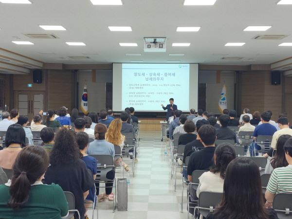 NSP통신-경상북도는 도민의 세법 이해를 돕고 복잡한 세법 절차에 대한 불안감 해소를 위해 칠곡군과 공동으로 18일 칠곡군청 강당에서 80여 명의 도민이 참석한 가운데 도민과 함께하는 찾아가는 세무 아카데미를 개최했다. (사진 = 경상북도)