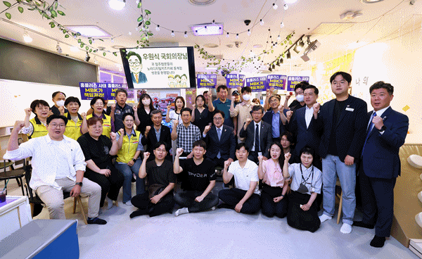 NSP통신-입점점주들의 요구사항 전달 모습(위)와 홈플러스 입점점주협의회 현장 방문 기념사진(아래) (사진 = 국회의장 공보수석실)