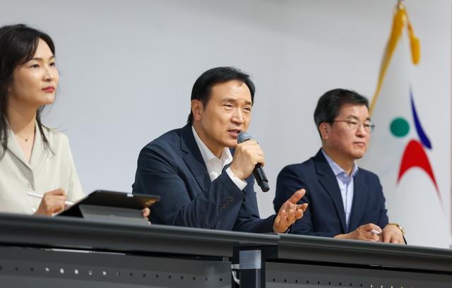 NSP통신-임태희 경기도교육감(가운데)이 발언을 하고 있다. (사진 = 경기도교육청)