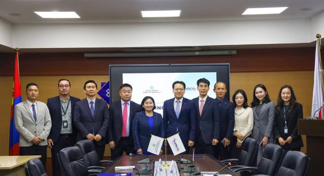 NSP통신-한국자산관리공사는 18일 몽골개발은행(DBM) 본사에서 몽골개발은행과 부실채권 정리 업무 협력 등을 위한 업무협약(MOU)을 체결하고 관계자들과 기념촬영을 하고 있다.