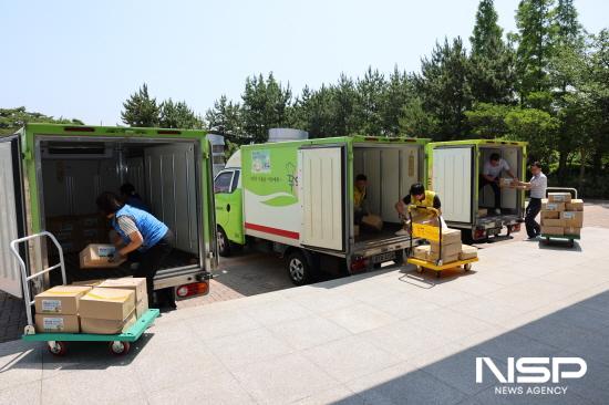 NSP통신-수확한 감자 지역 푸드뱅크 싣는 중 (사진 = 여수광양항만공사)