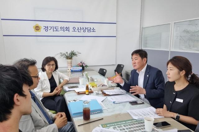 NSP통신-18일 경기도의회 오산상담소에서 조용호 경기도의원이 오산시 금암중심상가상인회와 온누리 상품권 적용 상가 확대를 위한 정담회를 진행하는 모습. (사진 = 경기도의회)