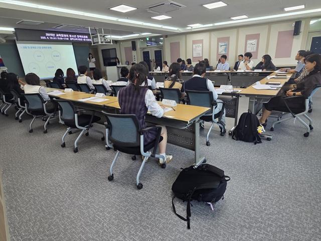 NSP통신-태백교육지원청에서 2025 교육장과의 청소년 정책토론회를 진행하고 있는 모습. (사진 = 강원도교육청)