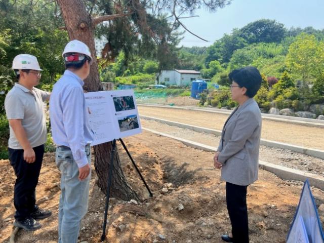 NSP통신-오선희 기흥구청장(오른쪽)이 18일 단국대 후문 연결도로 개설사업의 추진 현황을 보고받고 있다. (사진 = 기흥구)