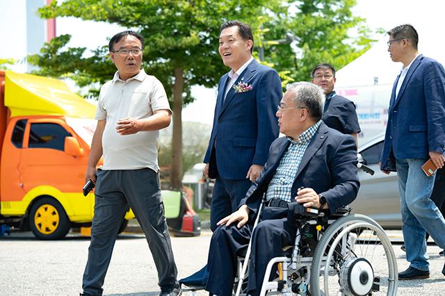 NSP통신-18일 이재준 수원시장(왼쪽 두번째)이 행사 참석자와 이야기를 나누고 있는 모습. (사진 = 수원시)