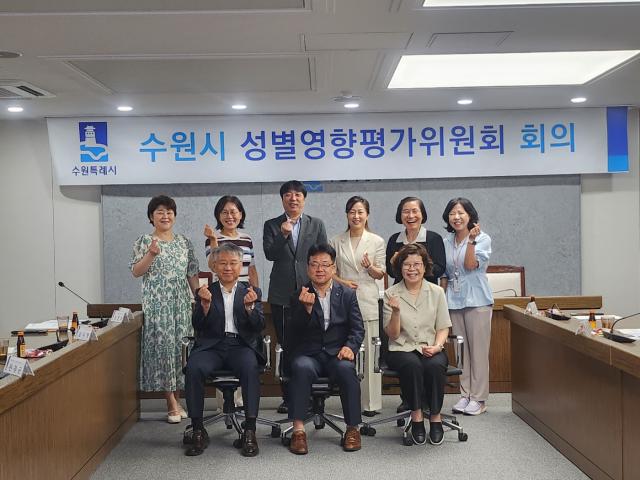 NSP통신-김현수 수원시 제1부시장(앞 줄 가운데)이 수원시 성별평가위원회 위원들과 기념촬영을 하는 모습. (사진 = 수원시)