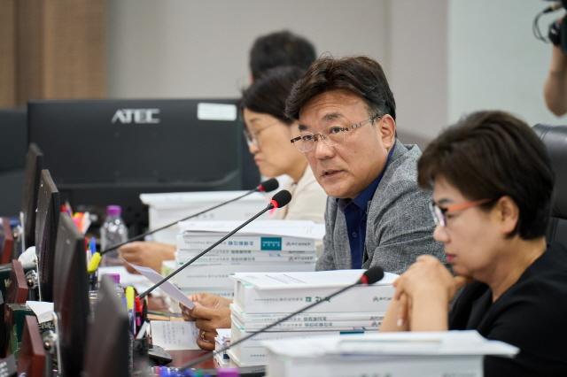 NSP통신-18일 최만식 경기도의원이 도교육청예산결산특별위원회에서 열린 2024회계연도 경기도교육청 결산심사에서 발언하는 모습. (사진 = 경기도의회)