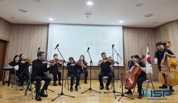 NSP통신-한국한의약진흥원은 지난 17일 본원에서 시각장애인 전문연주단 한빛예술단을 초청, 문화체험형 직장 내 장애인 인식 개선 교육을 진행했다. (사진 = 한국한의약진흥원)
