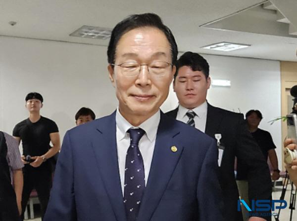 NSP통신-항소심 법정으로 들어가는 임종식 경상북도교육감