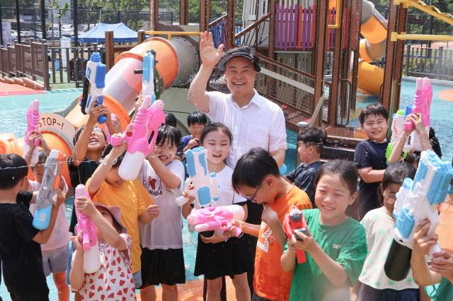 NSP통신-18일 청계동 소재 가막들공원에서 신규 개장한 물놀이장에서 김성제 시장이 아이들과 함께하고 있다. (사진 = 의왕시)
