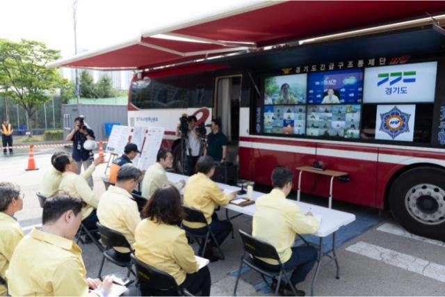 NSP통신-19일 오전 김동연 경기도지사가 광명 신안산선 복구 현장에서 신안산선 복구 현장점검 및 풍수해 대비태세 시군 영상회의를 하고 있다. (사진 = 경기도)