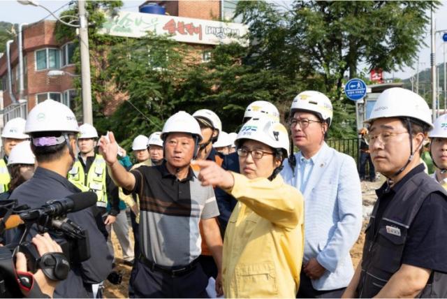NSP통신-19일 오전 김동연 경기도지사가 광명 신안산선 복구 현장에서 신안산선 복구 현장점검하고 있다. (사진 = 경기도)