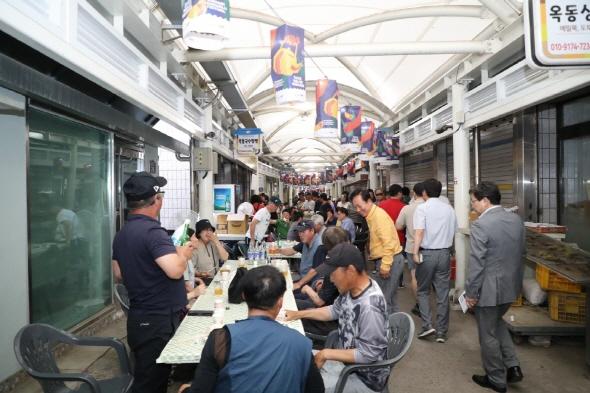 NSP통신-이번 행사는 기부하는 축제라는 콘셉트 아래 진행됐다. 원도심 상점에서 물품을 구매한 영수증을 제시하면 콘서트 티켓 및 맥주로 교환해주는 페이백 이벤트를 통해 자연스럽게 원도심 상권으로의 관광 소비를 유도했다. (사진 = 안동시)