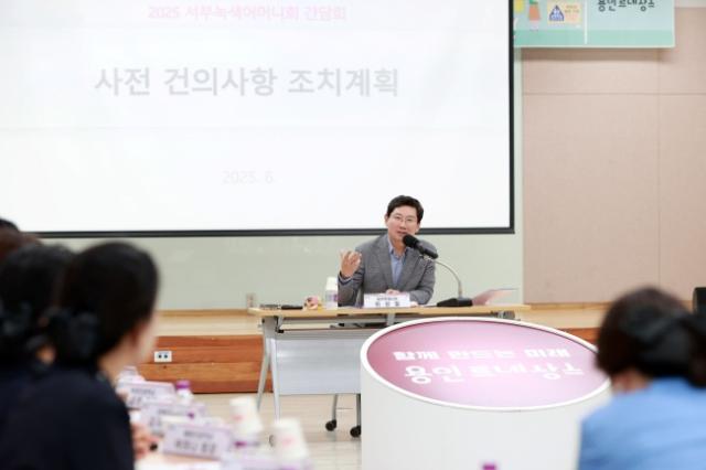 NSP통신-18일 수지구청 대회의실에서 열린 2025년 서부녹색어머니회 간담회에서 이상일 용인특례시장이 모두 발언을 하고 있다. (사진 = 용인특례시)