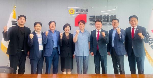 NSP통신-18일 경기도의회 국민의힘이 경기도 초등교장협의회와 간담회 개최 후 기념촬영을 하고 있다. (사진 = 경기도의회 국민의힘)