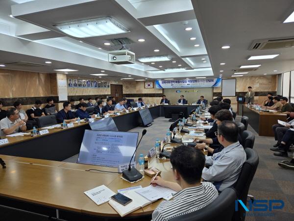 NSP통신-구미상공회의소 환경안전책임자협의회와 경북서부환경기술인협회는 19일 구미상공회의소 3층 회의실에서 대구지방환경청장 초청 경북서부권역 배출사업장 역량강화 간담회를 개최했다. (사진 = 구미상공회의소)