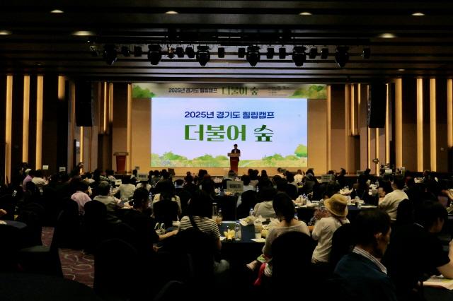 NSP통신-19일 고양소노캄 호텔에서 열린 2025년 경기도 자살유족 힐링캠프 더불어 숲에 조성환 경기도의회 기획재정위원회 위원장이 참석해 자살유족들에게 따뜻한 위로와 연대의 메시지를 전하는 모습. (사진 = 경기도의회)