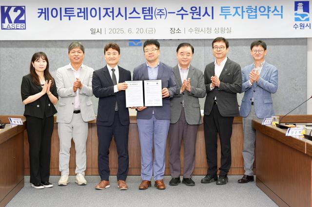 NSP통신-20일 김현수 수원시 제1부시장(오른쪽 네번째)과 협약식 참석자들이 기념촬영을 하고 있다. (사진 = 수원시)
