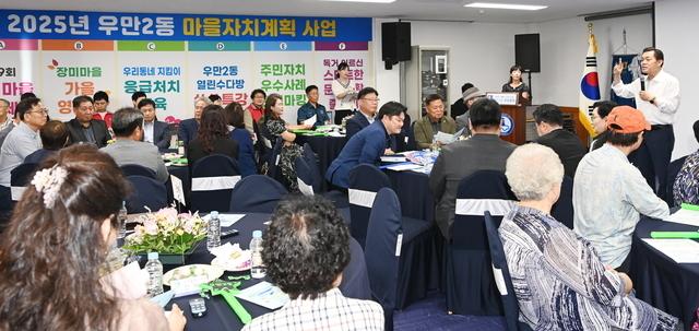 NSP통신-2024년 우만2동 주민총회에서 이재준 수원시장(맨 오른쪽)이 발언을 하고 있다. (사진 = 수원시)