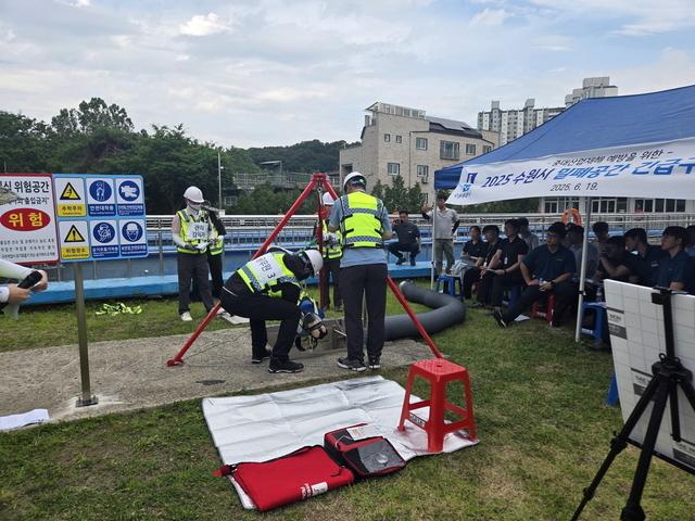 NSP통신-19일 수원시상수도사업소 제1정수장 내 맨홀에서 밀폐공간 긴급구조 훈련이 진행되고 있는 모습. (사진 = 수원시)