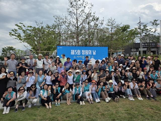 NSP통신-19일 제5회 수원 정원의 날 행사 참석자들이 기념촬영을 하고 있다. (사진 = 수원시)