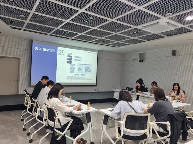 NSP통신-19일 수원시보건소 직원들이 호흡기감염병 대응 모의훈련을 하는 모습. (사진 = 수원시)