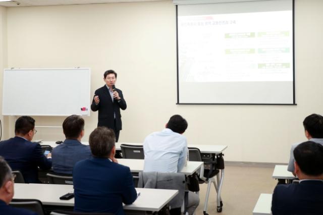 NSP통신-이상일 용인특례시장이 19일 울산과학기술원(UNIST) 반도체 교육·산학 허브에서 제3기 반도체 최고위 과정 수강생 대상으로 특강을 하고 있다. (사진 = 용인특례시)