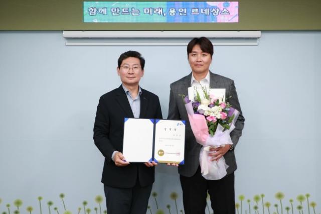 NSP통신-내년 K리그2 참가를 목표로 창단 작업을 진행 중인 용인특례시가 19일 용인FC(가칭) 테크니컬디렉터로 전 축구 국가대표 간판 공격수 이동국 선수를 선임했다. 사진은 이상일 시장이 이동국 테크니컬디렉터에게 임명장 전달 후 함께 기념촬영을 하고 있는 모습. (사진 = 용인특례시)