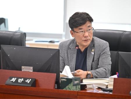 NSP통신-질의하는 최만식 경기도의원. (사진 = 최만식 의원실)