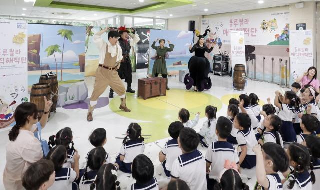 NSP통신-종근당 키즈 호페라(KIDS HOPERA)가 지난 19일 전남대병원을 찾아가 어린이들을 위해 룰루랄라 매직해적단 공연을 펼치고 있다. (사진 = 종근당홀딩스)