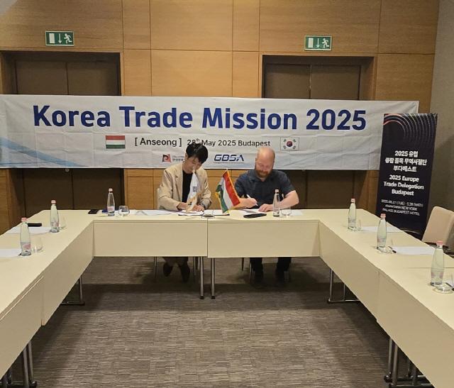 NSP통신-홍삼 및 건강기능식품 제조업체인 케이지이가 부다페스트에서 70만불 수출계약을 체결하고 있다. (사진 = 안성시)