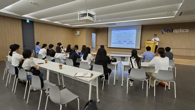 NSP통신-17일 청년도전지원사업 참여 청년들이 필옵틱스을 방문한 모습. (사진 = 오산시)