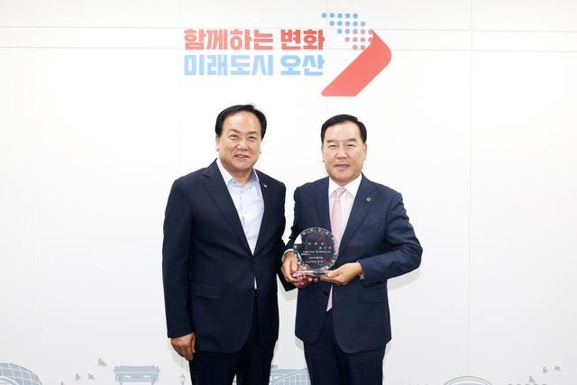NSP통신-18일 이권재 오산시장(왼쪽)과 황선명 법무부 청소년범죄예방위원 오산지구위원회 회장과 기념촬영을 하는 모습. (사진 = 오산시)