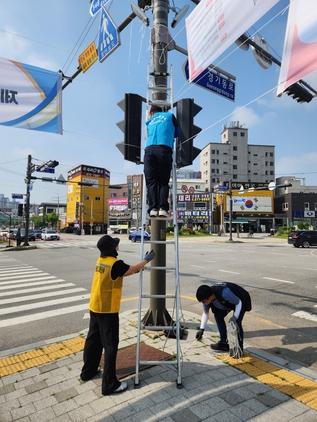 NSP통신-18일 관계자들이 불법 현수막 잔여물을 제거하고 있는 모습. (사진 = 오산시)